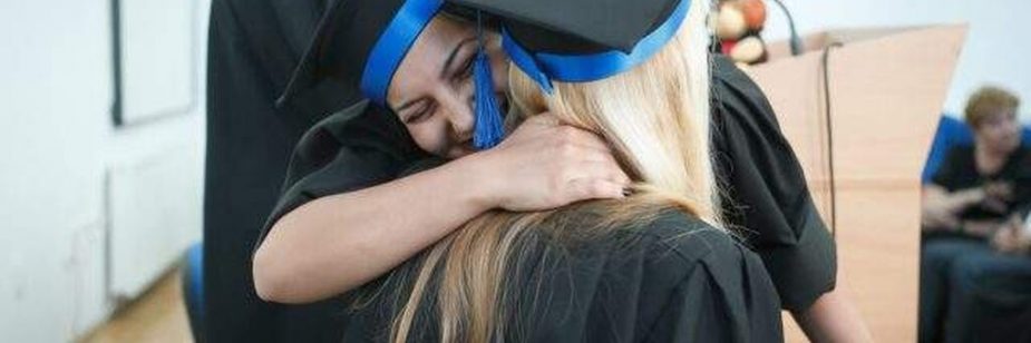 formandas se abraçando, representando os brindes de formatura