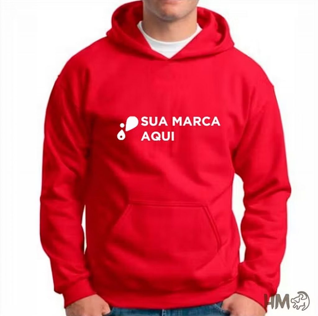 Moletom vermelho personalizado com estampa de marca no peito, exemplo de brinde corporativo para ações de branding