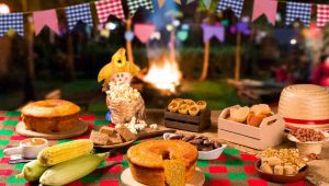 mesa com comidas de festa junina na empresa