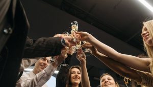 funcionários comemorando representando o kit para eventos corporativos
