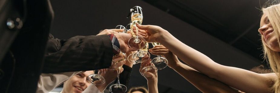 funcionários comemorando representando o kit para eventos corporativos