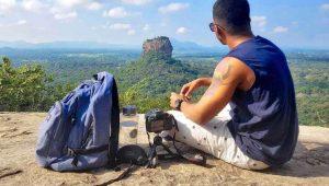pessoa aproveitando férias com brindes para viagem