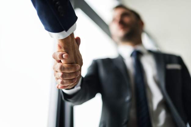 conceito de homens de negocios de aperto de mao 53876 31214