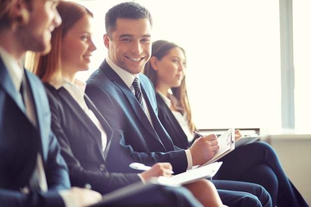 sorrindo empresario em uma convencao 1098 571